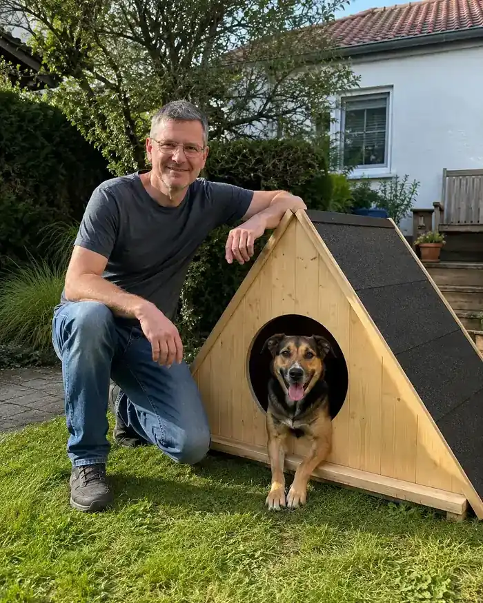 Markus H. aus Bayern mit selbst gebautem A-Frame Hundehaus
